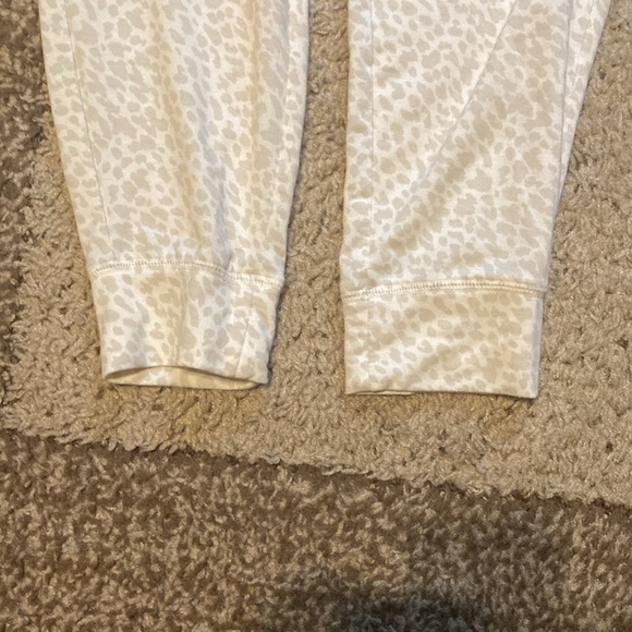 Old Navy leopard print comfy cargo pockets pants. - Picture 5 of 6